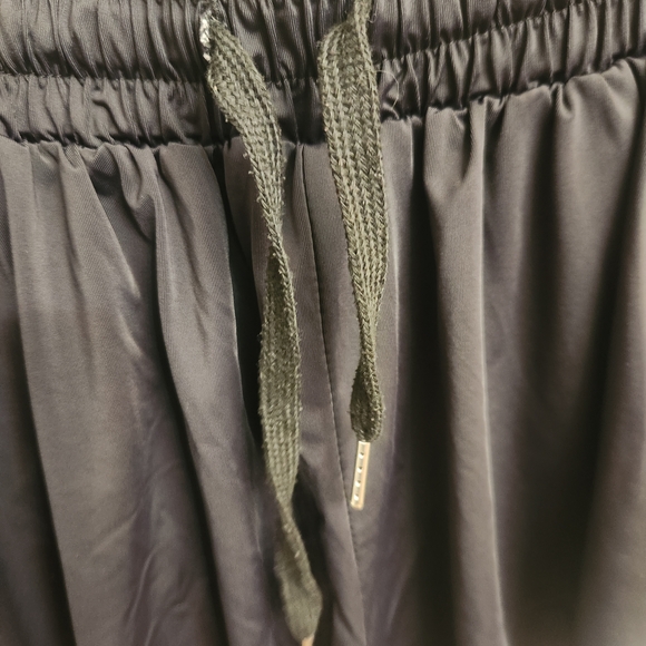 Black Flowy Drawstring Shorts With Spandex - Picture 3 of 6